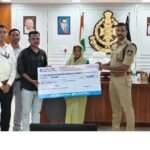 दिवंगत एएसआई के परिजनों को मिला ₹10 लाख का बीमा सहायता चेक