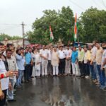 खाद-बीज ई-टोकन व्यवस्था के विरोध में किसान कांग्रेस का प्रदर्शन, सरकार का फूंका पुतला