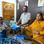 बारिश में भी जारी रहेगी जनसेवा, नगर परिषद ने कर्मचारियों को बांटे रेनकोट