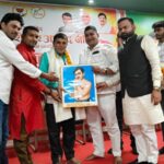 देशभक्ति गीतों से गूंजा समारोह, भाजपा युवा मोर्चा ने कलाकार अशोक पांडेय का किया सम्मान
