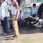 तेज रफ्तार ट्रक की चपेट में आई बाइक, युवक ने छलांग लगाकर बचाई जान