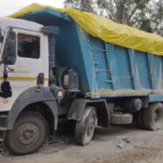 बारिश में बड़ा हादसा टला, डिवाइडर पर चढ़ा हाइवा