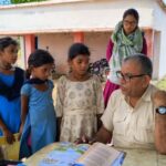 कलेक्टर के निर्देशन में विद्यालय से बाहर छात्राओं के नामांकन हेतु विशेष पहल