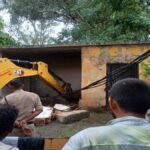 कोर्ट परिसर में दर्दनाक हादसा: बारिश से बच रहे लोगों पर गिरी जर्जर दीवार, दो की मौत