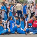 नई यूनिफॉर्म के विरोध में छात्राओं का चक्काजाम, कॉलेज प्रबंधन के खिलाफ प्रदर्शन