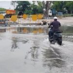 हर बारिश में डूबता एनटीपीसी का मुख्य लेबर गेट, जलभराव से हजारों लोगों की राह मुश्किल