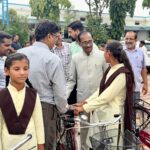 निःशुल्क साइकिल पाकर खिले विद्यार्थियों के चेहरे
