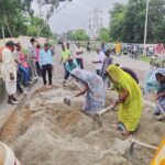 3.33 करोड़ का टेंडर, फिर भी नहीं बनी सड़क; मजबूर होकर वार्डवासियों ने खुद भरे गड्ढे
