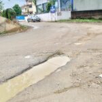वार्ड-42 सेंट जोसेफ स्कूल मार्ग पर अधूरे सीवर कार्य से बढ़ी परेशानी, जाम और हादसे का खतरा