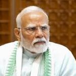 पेपर लीक पर सख्त संदेश: युवाओं के भविष्य से खिलवाड़ नहीं होगा — पीएम मोदी एनडीए संसदीय दल की बैठक में बोले प्रधानमंत्री, सुरक्षित और पारदर्शी परीक्षा प्रणाली बनाने का दिया भरोसा नई दिल्ली। संसद के मानसून सत्र के दौरान मंगलवार को एनडीए संसदीय दल की मंगल मिलन बैठक में प्रधानमंत्री नरेंद्र मोदी ने नीट सहित विभिन्न परीक्षा पेपर लीक मामलों पर कड़ा रुख अपनाते हुए कहा कि पेपर लीक रोकना केवल सरकार नहीं, बल्कि पूरे देश की राष्ट्रीय जिम्मेदारी है। उन्होंने स्पष्ट कहा कि युवाओं के भविष्य के साथ खिलवाड़ करने वालों को किसी भी कीमत पर बख्शा नहीं जाएगा और दोषियों के खिलाफ कठोर कार्रवाई की जाएगी। संसद भवन स्थित जीएमसी बालयोगी ऑडिटोरियम में आयोजित बैठक में प्रधानमंत्री ने कहा कि केंद्र सरकार परीक्षा प्रणाली को अधिक सुरक्षित, पारदर्शी और त्रुटिरहित बनाने के लिए व्यापक सुधार कर रही है, ताकि भविष्य में पेपर लीक जैसी घटनाओं की पुनरावृत्ति न हो। उन्होंने सभी राजनीतिक दलों से भी अपील की कि युवाओं के भविष्य से जुड़े इस संवेदनशील मुद्दे पर राजनीति से ऊपर उठकर समाधान के लिए सहयोग करें। बैठक में केंद्रीय गृह मंत्री अमित शाह, रक्षा मंत्री राजनाथ सिंह, वित्त मंत्री निर्मला सीतारमण, शिक्षा मंत्री धर्मेंद्र प्रधान, किरेन रिजिजू, जितेंद्र सिंह, अर्जुन राम मेघवाल सहित एनडीए के वरिष्ठ नेता और सांसद उपस्थित रहे। बैठक के दौरान प्रधानमंत्री नरेंद्र मोदी के देश के सबसे लंबे समय तक सेवा देने वाले निर्वाचित प्रधानमंत्री बनने पर एनडीए की ओर से बधाई प्रस्ताव भी पारित किया गया। साथ ही राज्यसभा के नवनिर्वाचित सदस्यों का स्वागत किया गया। प्रधानमंत्री ने अपने संबोधन में सुशासन, शिक्षा सुधार और युवाओं के उज्ज्वल भविष्य के लिए सरकार की प्रतिबद्धता दोहराते हुए कहा कि परीक्षा प्रणाली में पारदर्शिता और विश्वसनीयता सर्वोच्च प्राथमिकता रहेगी।