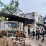 बारिश से पहले निगम का एक्शन: जर्जर मकान ढहाया, खतरनाक भवन मालिक को तीन दिन का अल्टीमेटम