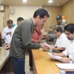 दूर-दराज से आए लोगों की कलेक्टर ने सुनी समस्याएं, जनसुनवाई में कई मामलों का मौके पर निराकरण