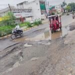 परसौना-माजन मोड़-निगाही मार्ग पर जानलेवा गड्ढे, हादसे का इंतजार कर रहा विभाग