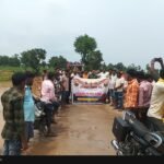 कोल्डिहा से खम्हरिया सम्पर्क मार्ग लोक निर्माण विभाग द्वारा निर्माणाधीन है जिसमें कोल्डिहा बांध में बना पुल हुआ जलमग्न जिसको लेकर ग्रामीणों ने किया विरोध प्रदर्शन, पुल का पुनः निर्माण का किया गया मांग