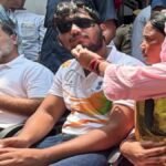 पैलेट गन मामले में एफआईआर की मांग पर थाने में धरने पर बैठे राहुल-प्रियंका