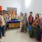वार्ड-39 में पार्षद अनुष्का अमित यादव की पहल, सैकड़ों जरूरतमंदों को बांटे छाते