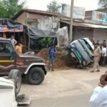 जिला अस्पताल के दो डॉक्टरों की कारें आपस में टकराईं, बाल-बाल बचे सवार