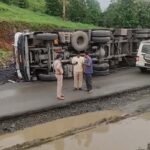 हथीओदरा में कोयले से लदा ट्रक पलटा, हाईवे पर घंटों जाम