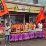 सिंगरौली स्वर्णकार समाज संघ ने कांवड़ यात्रियों पर पुष्पवर्षा कर किया स्वागत