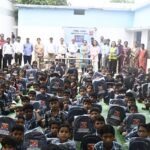 हिंडालको CSR की पहल: सी.एम. राइज स्कूल के 262 विद्यार्थियों को मिले स्कूल बैग