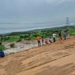 हर्रहवा ऐश डाइक फिर खिसका, खेतों में पहुंचा राखड़-मलबा