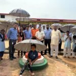 छाते की छांव में संवरेंगे बच्चों के सपने, हिंडालको महान ने 438 विद्यार्थियों को बांटे छाते