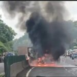 जबलपुर जा रहे कंटेनर में लगी आग, धमाकों से सिवनी हाईवे पर मची अफरा-तफरी