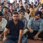 जबलपुर मेडिकल कॉलेज में रेजिडेंट डॉक्टरों से मारपीट, विरोध में धरने पर बैठे चिकित्सक