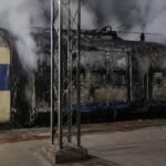 चलती ट्रेन में लगी भीषण आग, धू-धूकर जली पूरी बोगी; सभी यात्रियों की सुरक्षित निकासी
