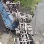रजमिलान रोड पर बड़ा हादसा: लौआ नदी पुल की रेलिंग तोड़ 35 टन कोयला लदा ट्रेलर नदी में गिरा, चालक घायल