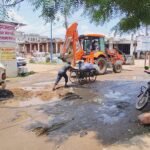 गैस और सीवर पाइपलाइन के खुले गड्ढों से परेशान वार्डवासी, पार्षद सीमा जायसवाल ने निगम पर लगाए अनदेखी के आरोप