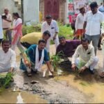मेडिकल कॉलेज मार्ग की बदहाली पर कांग्रेस का अनोखा प्रदर्शन, गड्ढों में रोपे धान