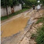 मेडिकल कॉलेज पहुंचने का रास्ता ही बीमार, कीचड़ में फंसा सिंगरौली का विकास