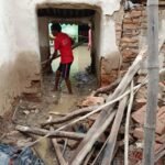 लगातार बारिश से निचले इलाके में गिरा मकान, बाल-बाल बचे परिवार के सदस्य