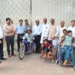 दिव्यांग हितग्राहियों को व्हीलचेयर और मोटराइज्ड साइकिल वितरित