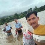 सोन नदी उफान पर, पुलिया के ऊपर बह रहा पानी; जान जोखिम में डालकर स्कूल पहुंच रहे शिक्षक और बच्चे