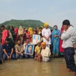 काचन नदी पर पुल की मांग को लेकर ग्रामीणों का जल सत्याग्रह
