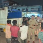 मालवाहक पिकअप में यात्रियों को ढोना पड़ा भारी: यातायात पुलिस ने 2 वाहनों पर की चालानी कार्रवाई, 6 हजार का जुर्माना