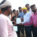 तहसीलदार के आश्वासन पर बंद हुआ माटीडांड में जल सत्याग्रह