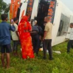 बाइक सवार को बचाने के प्रयास में पलटी कैलाश बस, एक की मौत