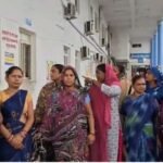 दो महीने से वेतन, तीन महीने से पीएफ नहीं मिलने पर जिला अस्पताल के 100 ठेका कर्मचारियों की हड़ताल