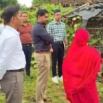 देवरा गांव पहुंचे कलेक्टर गौरव बैनल, घर-घर मिल रहे नल के पानी की जांची गुणवत्ता