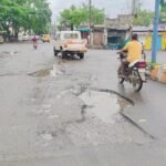 सिंगरौली की सड़कों पर जानलेवा गड्ढे, बारिश ने बढ़ाई मुसीबत; हादसों का खतरा बढ़ा