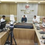 शासकीय दायित्वों का अधिकारी समर्पण भाव से करें निर्वहन – कलेक्टर