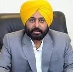 पंजाब चुनाव 2027: आम आदमी पार्टी ने जारी की 40 उम्मीदवारों की पहली सूची, धुरी से चुनाव लड़ेंगे मुख्यमंत्री भगवंत मान  नई दिल्ली। पंजाब विधानसभा चुनाव 2027 को लेकर आम आदमी पार्टी (आप) ने चुनावी तैयारियां तेज कर दी हैं। पार्टी ने अन्य राजनीतिक दलों से पहले अपने 40 उम्मीदवारों की पहली आधिकारिक सूची जारी कर दी है। मुख्यमंत्री भगवंत मान ने शनिवार को उम्मीदवारों के नामों का ऐलान किया। सूची में मुख्यमंत्री भगवंत मान का नाम भी शामिल है। वह अपनी पारंपरिक धुरी विधानसभा सीट से चुनाव मैदान में उतरेंगे।  उम्मीदवारों के चयन को लेकर दिल्ली में पार्टी के राष्ट्रीय संयोजक अरविंद केजरीवाल के आवास पर राजनीतिक मामलों की समिति (पीएसी) की महत्वपूर्ण बैठक आयोजित की गई। शुक्रवार को शुरू हुई इस बैठक में उम्मीदवारों के नामों और पंजाब के राजनीतिक समीकरणों पर चर्चा की गई। शनिवार सुबह 11 बजे हुई बैठक के बाद सूची को अंतिम रूप दिया गया। बैठक में मुख्यमंत्री भगवंत मान, पंजाब चुनाव प्रभारी मनीष सिसोदिया, सत्येंद्र जैन और जैस्मीन शाह मौजूद रहे। वहीं पंजाब के वित्त मंत्री हरपाल सिंह चीमा और प्रदेश अध्यक्ष अमन अरोड़ा वीडियो कॉन्फ्रेंसिंग के माध्यम से जुड़े।  मुख्यमंत्री भगवंत मान ने कहा कि उम्मीदवारों का चयन केवल राजनीतिक समीकरणों के आधार पर नहीं किया गया है, बल्कि पार्टी ने आंतरिक सर्वेक्षण और जनता से मिले फीडबैक को प्राथमिकता दी है। जिन नेताओं की छवि ईमानदार और जनता के बीच सक्रिय पाई गई, उन्हें उम्मीदवार बनाया गया है। उन्होंने कहा कि आम आदमी पार्टी अपने पिछले 5 वर्षों के कार्यकाल में किए गए विकास कार्यों, मुफ्त बिजली और जनकल्याणकारी योजनाओं को लेकर जनता के बीच जाएगी और काम के आधार पर समर्थन मांगेगी।  इस दौरान भगवंत मान ने शिरोमणि अकाली दल और भाजपा के संभावित गठबंधन को लेकर भी निशाना साधा। उन्होंने तंज कसते हुए कहा कि शून्य में शून्य जोड़ने या घटाने से परिणाम शून्य ही रहता है। उनके मुताबिक पंजाब की राजनीति में दोनों दलों की स्थिति ऐसी ही है। मान ने यह भी सवाल उठाया कि यदि दोनों दल गठबंधन करते हैं तो पंजाब को नशामुक्त बनाने के मुद्दे पर केंद्रीय गृह मंत्री अमित शाह और अकाली दल के नेता बिक्रम सिंह मजीठिया एक मंच पर कैसे खड़े होंगे।  40 उम्मीदवारों की पहली सूची जारी होने के साथ ही पंजाब में विधानसभा चुनाव 2027 की राजनीतिक सरगर्मियां तेज हो गई हैं। अब अन्य राजनीतिक दलों की उम्मीदवार चयन प्रक्रिया और चुनावी रणनीति पर भी नजर रहेगी।