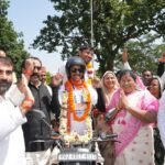 सेवा संकल्प अभियान के तहत निगरी पहुंचे सेवायात्रियों का प्रभारी मंत्री ने किया आत्मीय स्वागत