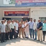ओवरलोड राखड़ वाहनों पर व्यापारियों का आक्रोश, थाने में सौंपा ज्ञापन