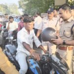बिना हेलमेट मिले वाहन चालकों को दिए 75 हेलमेट