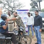 सड़क सुरक्षा अभियान में 158 दोपहिया चालकों को बांटे हेलमेट