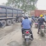 एनटीपीसी विंध्याचल प्रबंधन व ऐश ट्रांसपोर्टरों की मनमानी से उजड़ रही सांसें: सड़कों पर जहरीली राखड़ का साम्राज्य, घरों में जम रहीं परतें